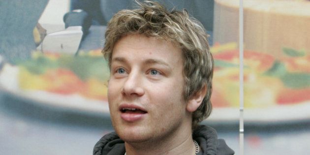 Der englische Starkoch Jamie Oliver lacht waehrend einer Signierstunde auf der Messe