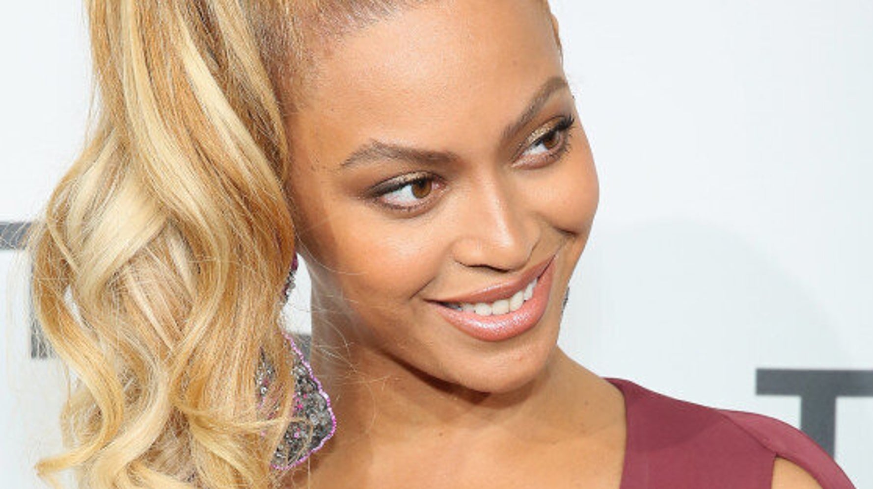 Beyonce Tells Assistant To &lsquo;Stop It&rsquo; On Red Carpet Like The Boss She Is