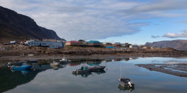 Boats sit at low tide in the isolated town of Pangnirtung, Nunavut on Baffin Island in the Canadian Arctic August 20, 2009. REUTERS/Andy Clark (CANADA SOCIETY ENVIRONMENT)