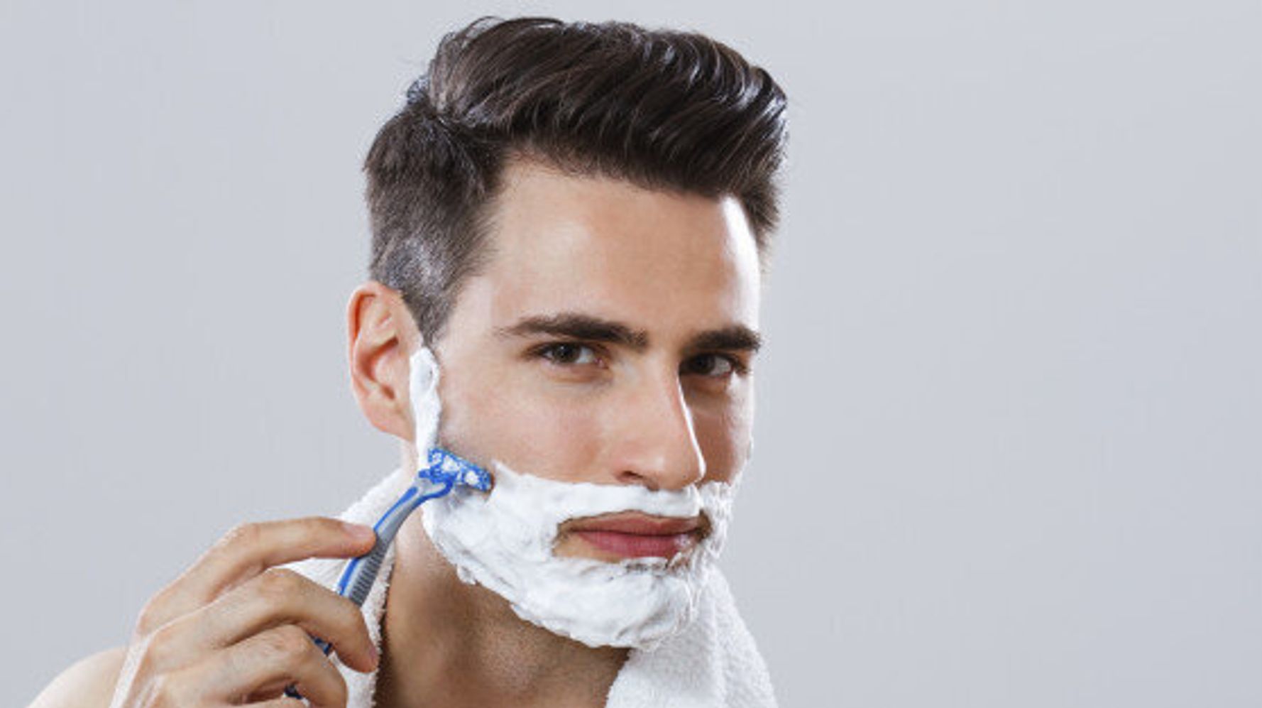 Побрить мужчину в домашних условиях. Мужчина бреется. Гладкое бритье для мужчин. Утреннее бритье. Мужчина бреет лицо.
