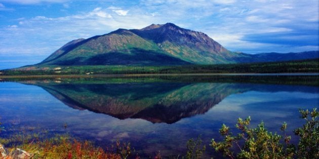 North America, Canada, Yukon Territory, Carcross, Nares Lake on the Nares River along the Klondike Highway. (Photo by: Universal Images Group via Getty Images)