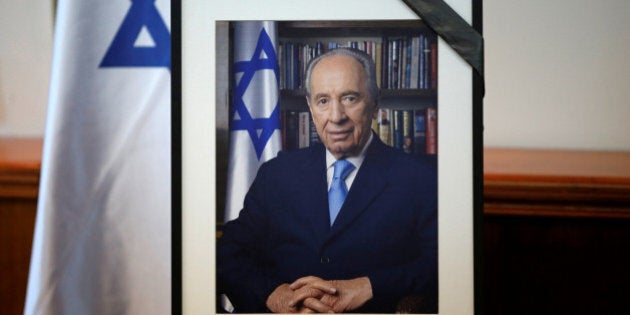 A photograph of former Israeli President Shimon Peres is displayed before the start of a special cabinet meeting to mourn the death of Peres, in Jerusalem September 28, 2016. REUTERS/Ronen Zvulun