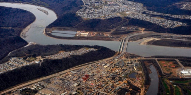 The Athabasca river runs through the city of Fort McMurray, Alberta, November 3, 2011. Fort McMurray is the hub of Canada's tar sands industry. REUTERS/Todd Korol (CANADA - Tags: BUSINESS ENERGY)