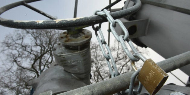 BERLIN - JANUARY 08: The rotary handle to a valve stands locked and chained over a natural gas pipe leading to spherical gas containers at a natural gas storage facility of local gas supplier GASAG on January 8, 2008 in Berlin, Germany. Russian natural gas supplier Gazprom has announced it has stopped gas flows to pipelines in Ukraine in an ongoing dispute over payments and prices, which has also meant that several countries in southeastern Europe are without gas. Germany too has been partially affected, though it can draw gas from other countries and officials have said the country has enough reserves to last throughthe winter. (Photo by Sean Gallup/Getty Images)