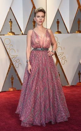 Oscars 2017: Emma Roberts Wears Armani for Red Carpet, Green Dress Challenge