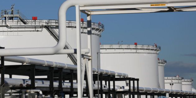 Crude oil tanks at Kinder Morgan's terminal are seen in Sherwood Park, near Edmonton, Alberta, Canada November 13, 2016. REUTERS/Chris Helgren