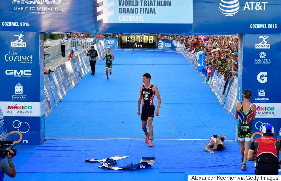 Alistair Brownlee Carries Brother, Jonny Brownlee, Over Finish Line At ...