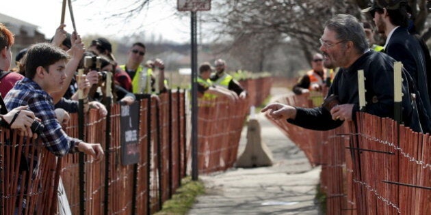 A Trump supporter (R) argues with a protester (L) outside a campaign rally for Republican U.S. presidential candidate Donald Trump in Janesville, Wisconsin, March 29, 2016. REUTERS/Kamil Krzaczynski