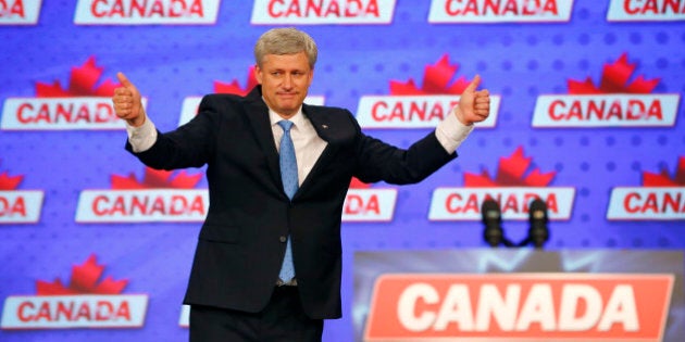 Canada's Prime Minister Stephen Harper gives a pair of thumbs up gestures as he gives his concession speech after Canada's federal election in Calgary, Alberta, October 19, 2015. REUTERS/Mark Blinch