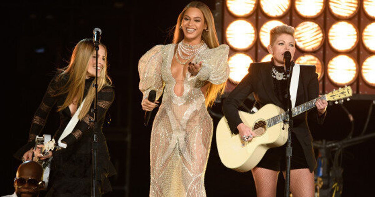 Beyoncé Wows Country Stars With 2016 CMAs Performance Of 'Daddy Lessons