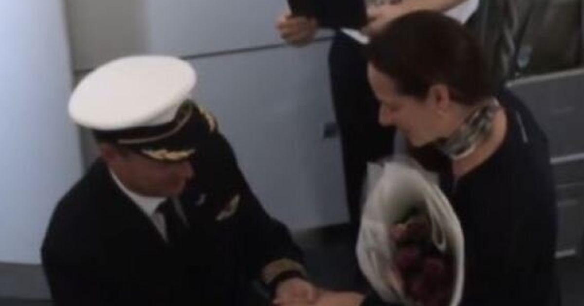 Pilot Surprises Girlfriend With Adorable In Flight Proposal Huffpost Life