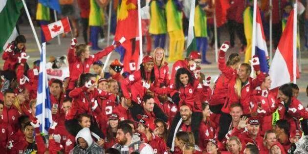 2016 Rio Olympics - Closing ceremony - Maracana - Rio de Janeiro, Brazil - 21/08/2016. Athletes of Canada take part in a parade during the closing ceremony. REUTERS/Toby Melville FOR EDITORIAL USE ONLY. NOT FOR SALE FOR MARKETING OR ADVERTISING CAMPAIGNS.
