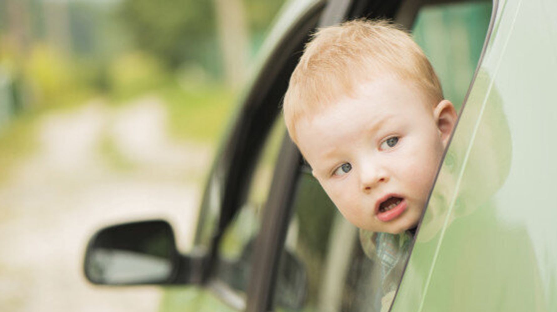 Ребенок выглядывает из окна машины