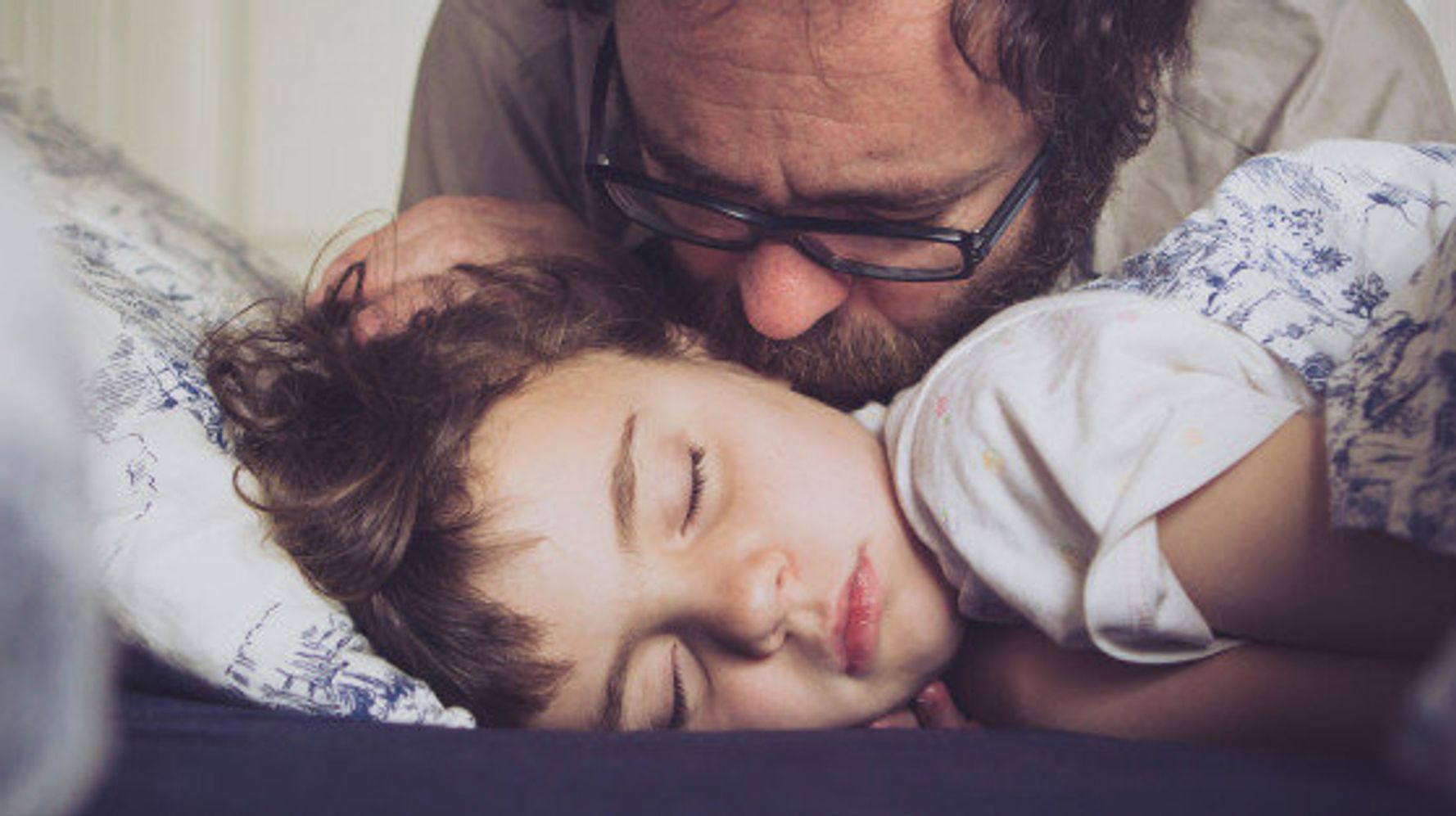 Dad young daughter. Девочка с папой в кровати. Папа рядом. Девочка в постели с отцом. Daddy and дочь.