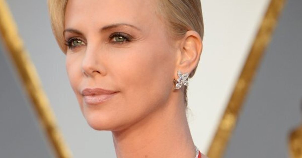 Charlize Therons Oscars 2016 Gown Is Red Hot Huffpost Style 