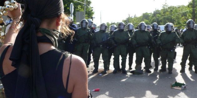 Une manifestante tient le coup pacifiquement.