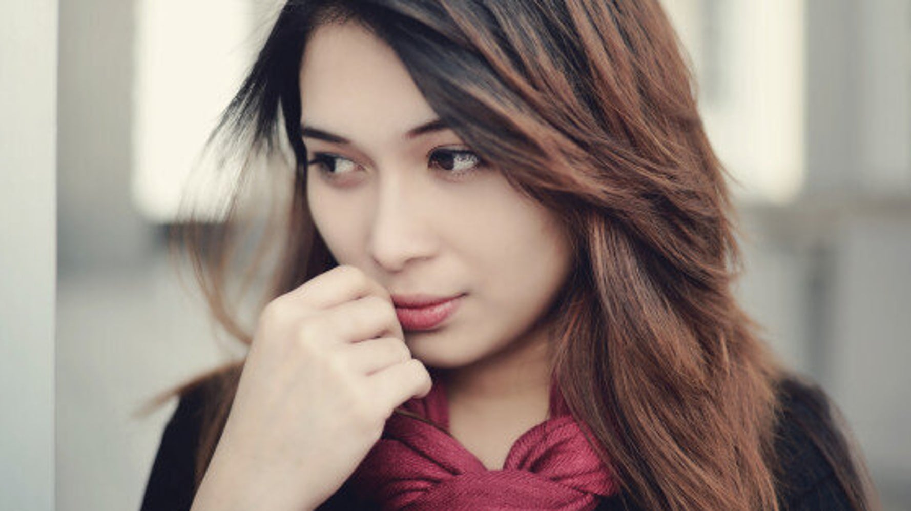 Интроверт это человек который. Элизабет гэдд фотограф. Обои для интровертов. Уединение с природой. Расстроена девушка за столом.