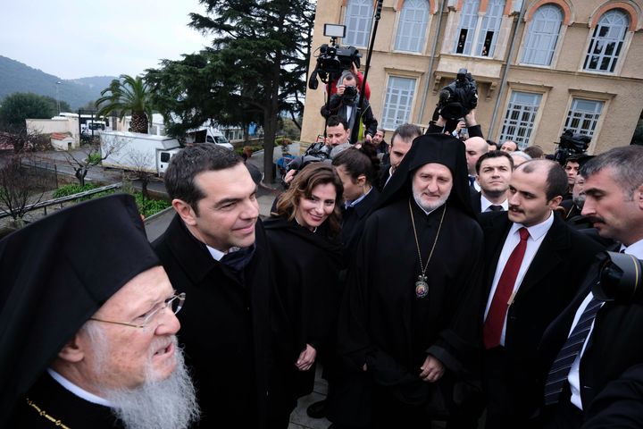 Aπό αριστερά: Ο Οικουμενικός Πατριάρχης Βαρθολομαίος, ο Αλέξης Τσίπρας κατά την επίσκεψή του στην Κωνσταντινούπολη το 2019 και ο τότε Μητροπολίτης Προύσης Ελπιδοφόρος, που εξελέγη τον Μάϊο του 2019 Αρχιεπίσκοπος Αμερικής.