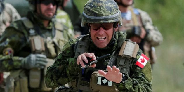 Canadian military instructors and Ukrainian servicemen take part in a military exercise at the International Peacekeeping and Security Center in Yavoriv, Ukraine, July 12, 2016. REUTERS/Gleb Garanich