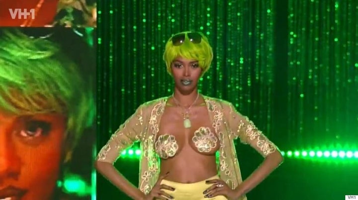 Winnie Harlow Channels Lil Kim During Vh1 Hip Hop Honors Style Tribute Huffpost Null