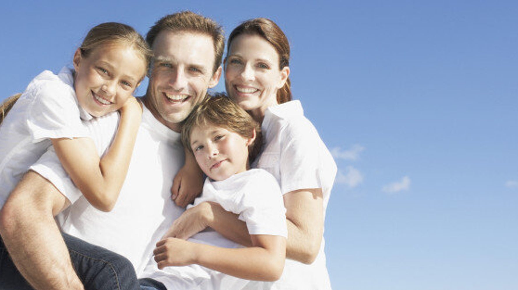 Родители улыбаются. Счастливая семья с мальчиком. Семья. Семья с двумя сыновьями. Друзей и семьи которые всегда.