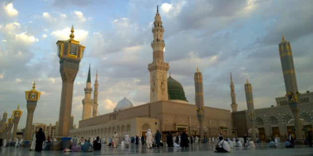 external image of the Prophet's Mosque in Medina in Saudi Arabia. It shows umbrellas which protects from the sun and the minarets of the mosque.