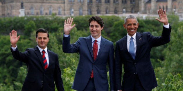 (L-R) Mexico's President Enrique Pena Nieto, Canada's Prime Minister Justin Trudeau and U.S. President Barack Obama wave while posing for family photo at the North American Leaders' Summit in Ottawa, Ontario, Canada, June 29, 2016. REUTERS/Chris Wattie