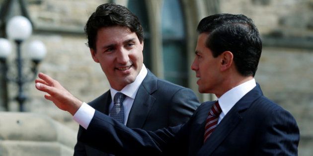 Canada's Prime Minister Justin Trudeau (L) walks with Mexico's President Enrique Pena Nieto on Parliament Hill in Ottawa, Ontario, Canada, June 28, 2016. REUTERS/Chris Wattie