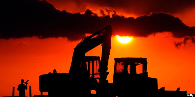 ALEXANDER, NORTH DAKOTA - JULY 08: (L) Adell Hackworth, a food truck operator, takes photos of a sunset at the oil worker camp. (Photo by Michael S. Williamson/The Washington Post via Getty Images