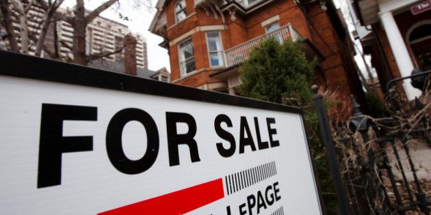 A house is seen for sale on the real estate market in Toronto, April 9, 2009. Canadian housing starts rose an unexpectedly strong 13.7 percent in March, breaking a six-month losing streak, but analysts said the recovery is likely to be temporary. REUTERS/Mark Blinch (CANADA BUSINESS)