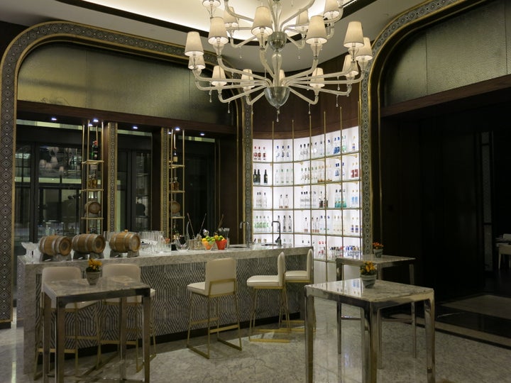 Le magnifique bar à raki (eau de vie turque) au restaurant Aila de l'hôtel Fairmont Quasar