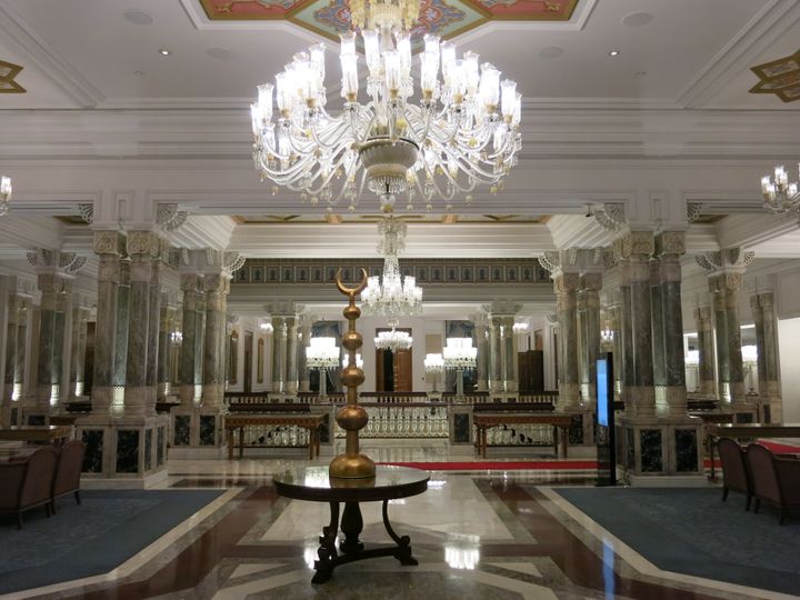 Le hall du palais Çirağan menant au restaurant Tuğra.