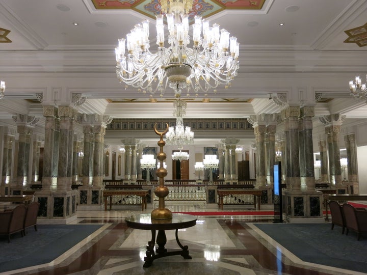 Le hall du palais Çirağan menant au restaurant Tuğra.