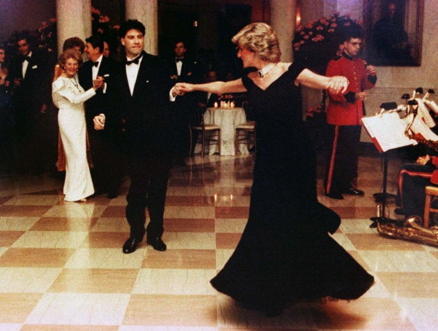 Lady Di a marqué les esprits avec sa robe en velours bleu nuit Victor Edelstein qu'elle avait portée lors d'un dîner à la Maison-Blanche en 1985. C'est dans cette robe que la princesse de Galles avait dansé avec l'acteur John Travolta, au rythme de l'hymne disco You Should be Dancing du film La Fièvre du samedi soir.