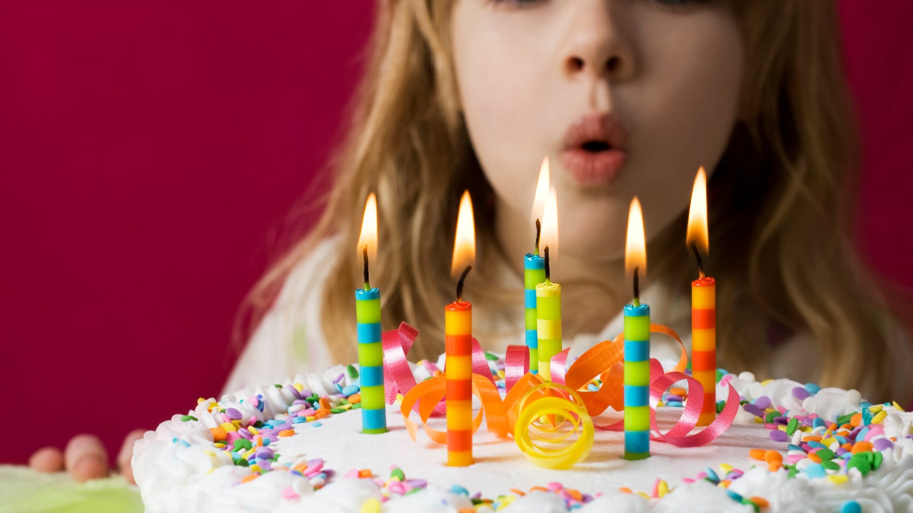 Souffler Les Bougies Sur Un Gateau D Anniversaire Est En Fait Tres Degueu Huffpost Null