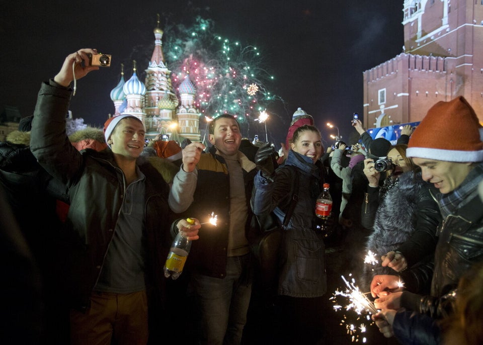 Почему люди празднуют новый год. Новогодние каникулы россиян. Россияне новый год. Россияне новогодние праздники. Россияне празднуют не новый год.