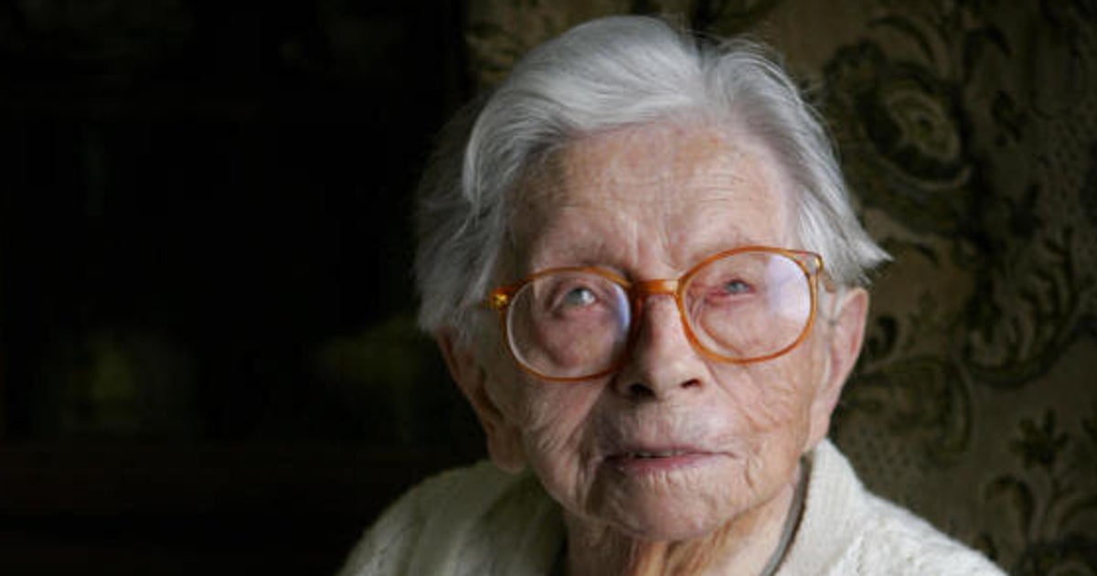 Портрет пожилой женщины. Старение человека. Старческое лицо. Девушка с лицом бабушки. Extremely old.