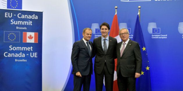 Canada's Prime Minister Justin Trudeau poses with European Council President Donald Tusk (L) and European Commission President Jean-Claude Juncker (R) before signing the Comprehensive Economic and Trade Agreement (CETA) at the European Council in Brussels, Belgium, October 30, 2016. REUTERS/Eric Vidal