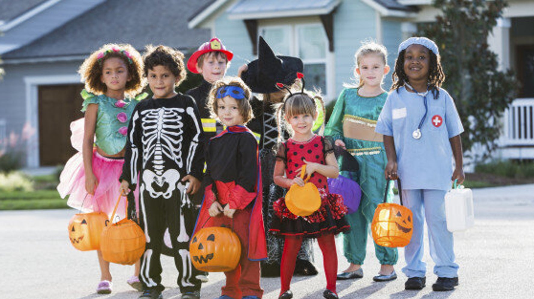 A Simple Trick Or Treating Etiquette Guide Huffpost Canada Parents