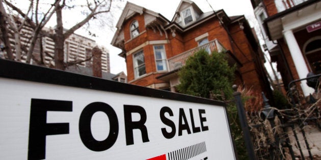 A house is seen for sale on the real estate market in Toronto, April 9, 2009. Canadian housing starts rose an unexpectedly strong 13.7 percent in March, breaking a six-month losing streak, but analysts said the recovery is likely to be temporary. REUTERS/Mark Blinch (CANADA BUSINESS)