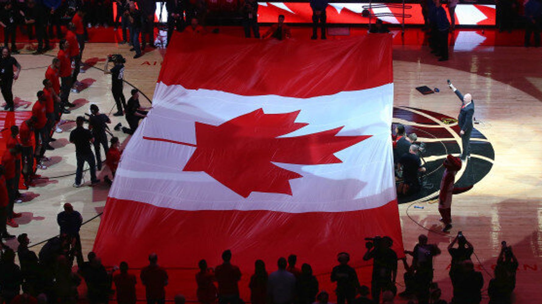 Fans Singing O Canada At Toronto Raptors Game Was Pure Magic Huffpost Canada Life