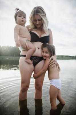 A Mother's Beauty Project Captures Gorgeous, Unedited Moms | HuffPost Alberta