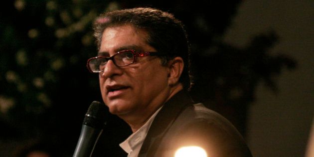 Deepak Chopra leads a group meditation at Donna Karan's Urban Zen Initiative Day Ten. The Urban Zen Initiative is a wellness forum aimed at merging Eastern and Western medicine in order to improve patient care, in New York City, Thursday, May 24, 2007. (AP Photo/Andy Kropa)