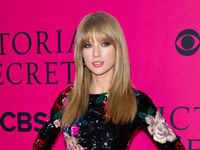 Taylor Swift Victoria's Secret Fashion Show 2013: Singer Rules Red Carpet  And Runway (PHOTOS)