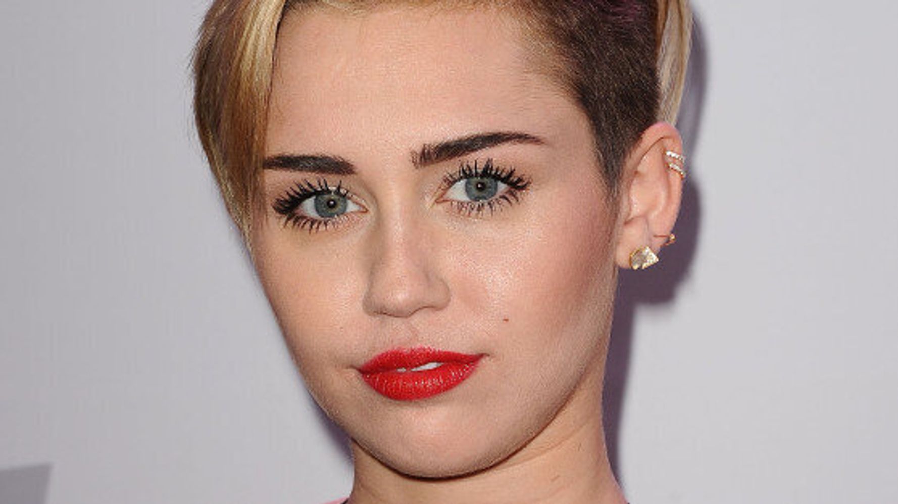 Miley Cyrus Debuts New Bob Haircut At Christmas Festival Photos | Free ...