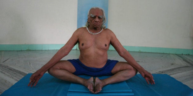 PUNE, INDIA � NOVEMBER 19: Yogacharya BKS Iyengar performing Yoga at his Yoga Institute in Pune, Maharashtra.(Photo by Bhaskar Paul/India Today Group/Getty Images)