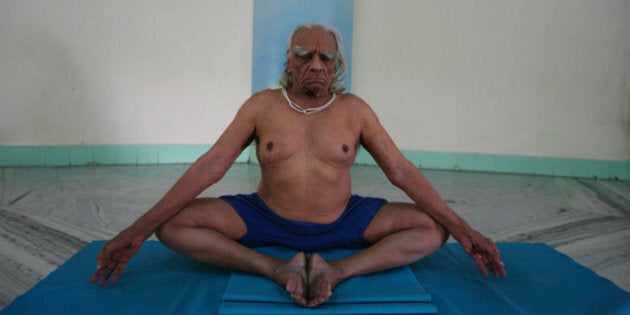 PUNE, INDIA ï¿½ NOVEMBER 19: Yogacharya BKS Iyengar performing Yoga at his Yoga Institute in Pune, Maharashtra.(Photo by Bhaskar Paul/India Today Group/Getty Images)