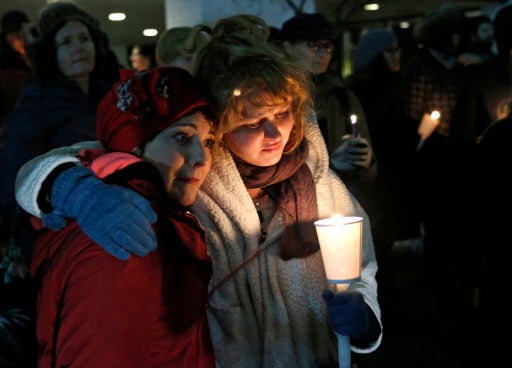 Philip Seymour Hoffman fans hold candlelit vigil for dead star