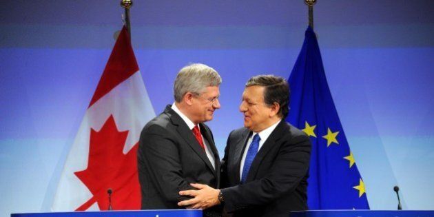 BRUSSELS , BELGIUM - OCTOBER 18 : Canadian Prime Minister Stephen Harper (L) shakes and with European Commission President Jose Manuel Barroso(R) during a press conference following an official signing ceremony to finalise free-trade agreement on October 18, 2013 in Brussels. (Photo by Dursun Aydemir/Anadolu Agency/Getty Images)