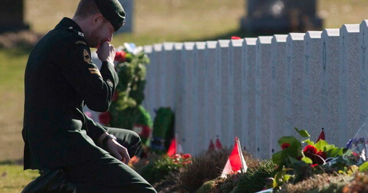 Цветы в честь памяти. Кладбище солдат.